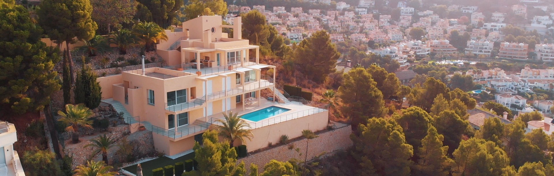 Experience the distinctive atmosphere Experience the distinctive atmosphere